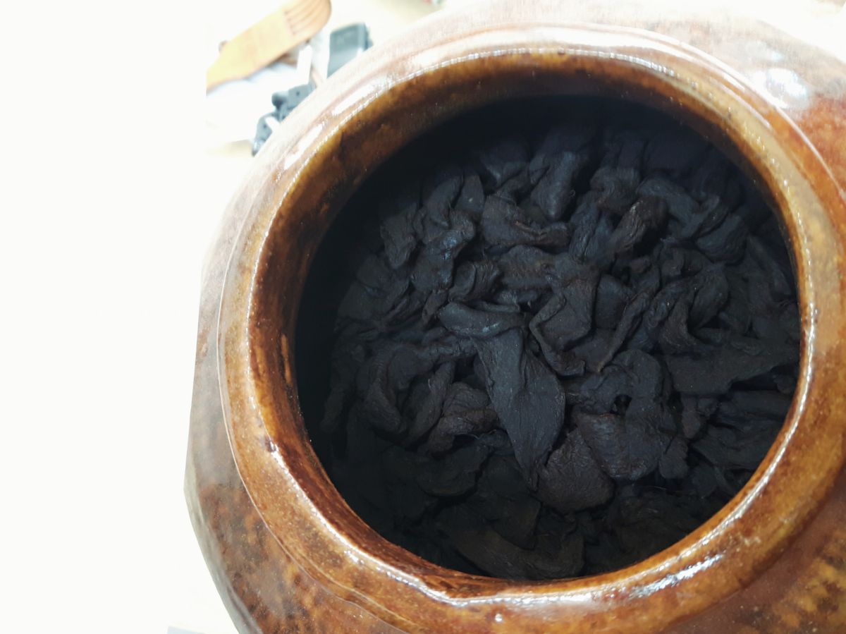 ▲一名女網友發現家中有罐裝滿黑色不明物體的老甕，一問之下才知道是有著快40年歷史的老菜脯。（圖／翻攝自臉書《爆廢公社公開版》）