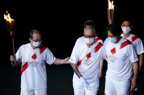 ▲東京奧運開幕儀式,王貞治(左)、長嶋茂雄、松井秀喜點燃聖火。(圖/美聯社/達志影像) ▲東京奧運開幕儀式,王貞治(左)、長嶋茂雄、松井秀喜點燃聖火。(圖/美聯社/達志影像)