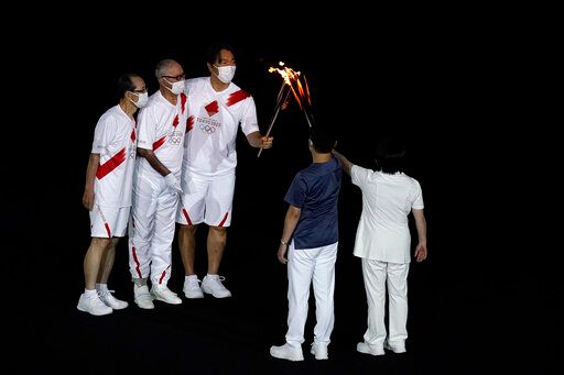▲東京奧運開幕儀式，王貞治（左）、長嶋茂雄、松井秀喜點燃聖火。（圖／美聯社／達志影像）