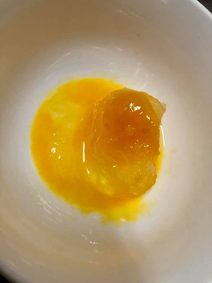 ▲原PO的冷藏蛋一打出來裡面居然是「冰塊」，嚇得直問「還能吃嗎？」貼文曝光引發熱議。（圖／翻攝自《爆廢公社公開版》）