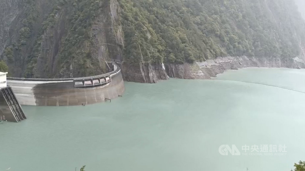 ▲颱風烟花帶來降雨，台電大甲溪發電廠24日表示，到上午7時為止，德基水庫蓄水率達49.21%，水位上升到1378.42公尺。（圖/中央社）
