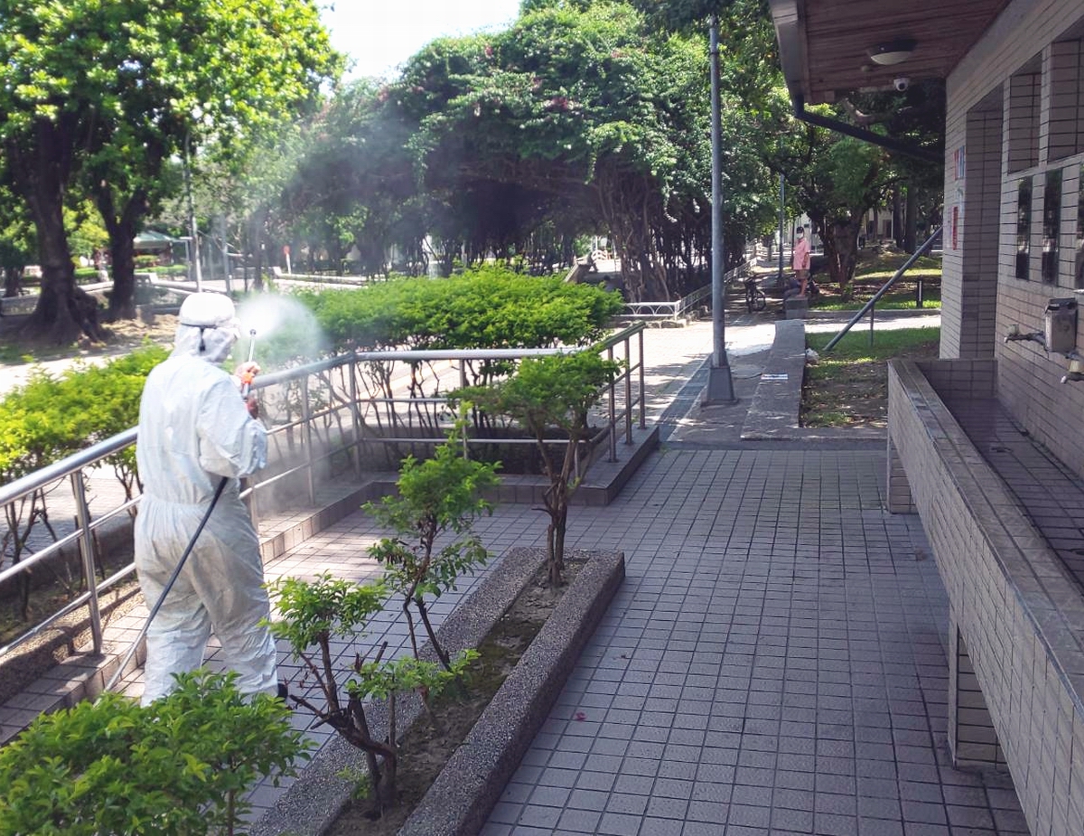 ▲因應7月27日疫情警戒降級後，屏東縣政府組成的防疫消毒大隊，加強屏東市人潮較多的公園公廁消毒包括縣民公園、屏東公園、萬年公園、復興公園等，共消毒100場次。（圖／屏東縣政府提供, 2021.07.24）