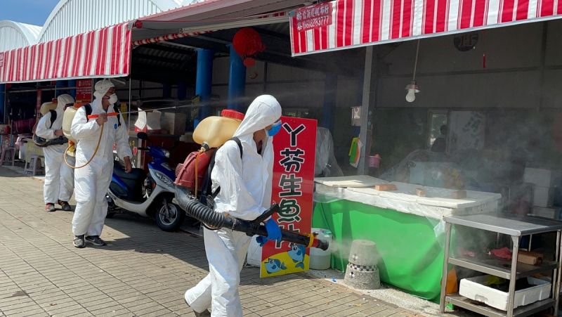 ▲防疫消毒大隊針對有眾多民眾進出頻繁的建國市場、北勢寮市場、華僑市場、東港漁市場等全縣各市場等熱點，持續密集進行防疫消毒。（圖／屏東縣政府提供,