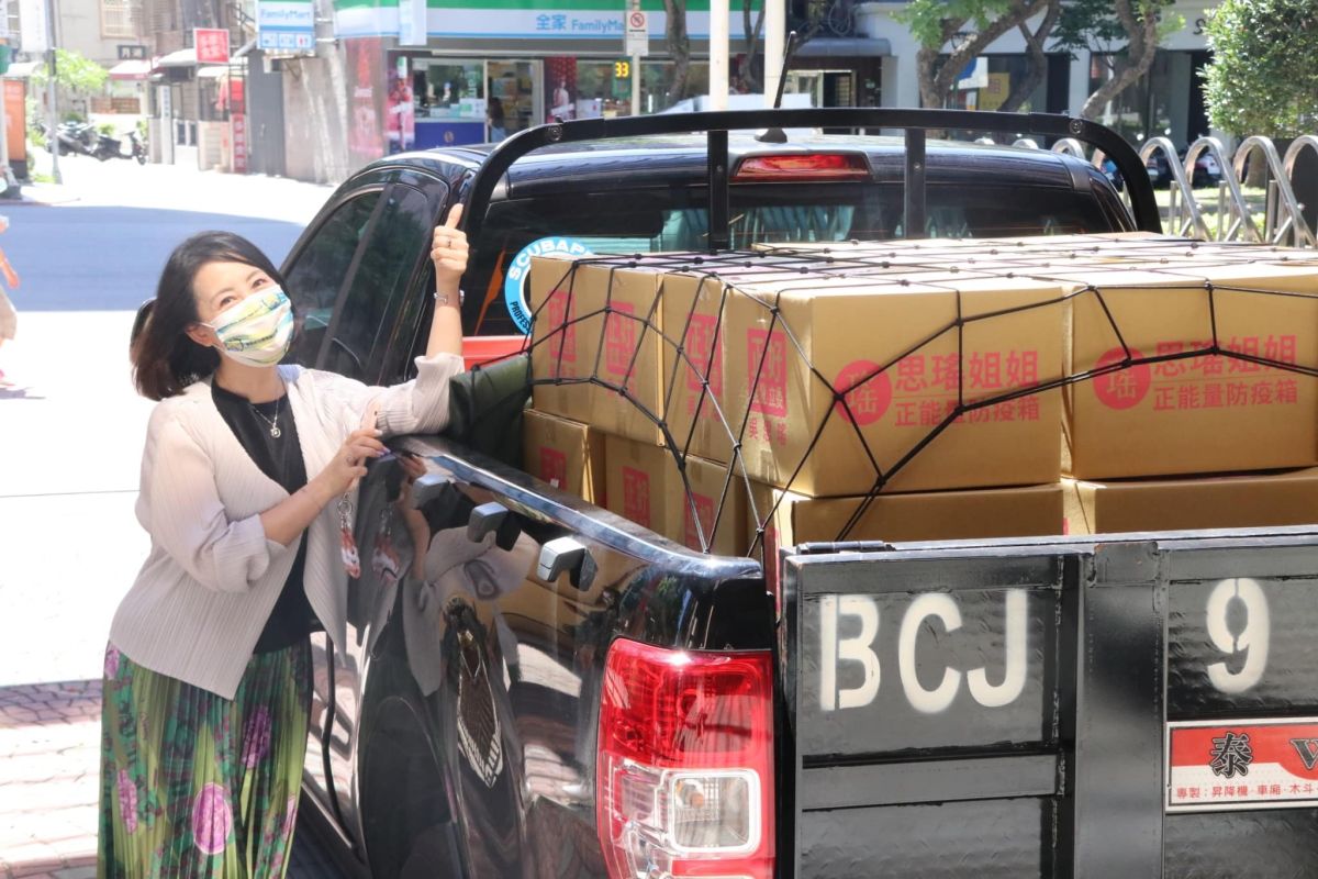 ▲民進黨立委吳思瑤規劃「正能量防疫箱」，親自配送到學校給疫情期間需要幫助的學童。（圖／翻攝自吳思瑤臉書）