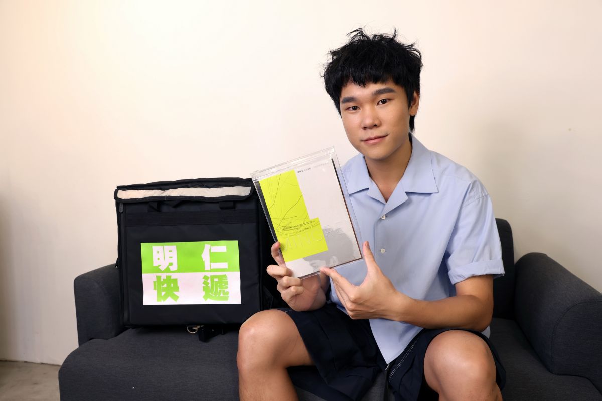 ▲蔡明仁化身防疫快遞員，親自為粉絲送專輯。（圖／一切好音樂工作室提供）