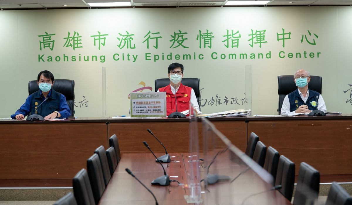 ▲自三級警戒起，高雄市長陳其邁每天下午固定召開記者會，透過網路與電視與市民說明疫情最新發展與注意事項。（圖／高市府提供）