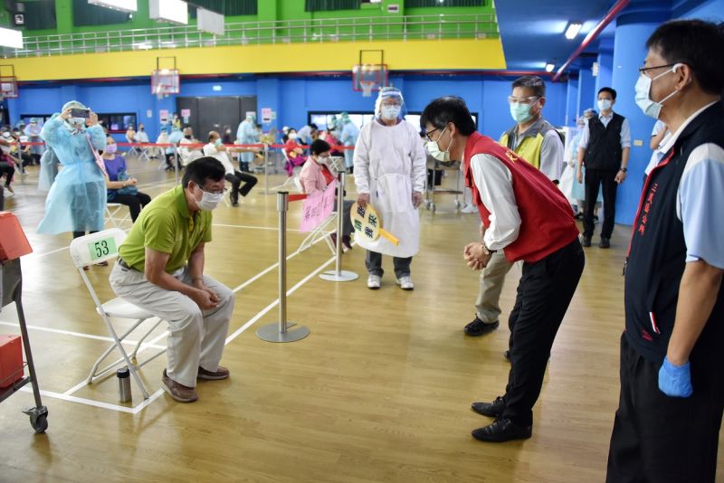 ▲陳其邁市長勤走接種站,直接了解第一線疫苗接種狀況,也和市民及醫護人員互動,表達關心與感謝。(圖/高市府提供)