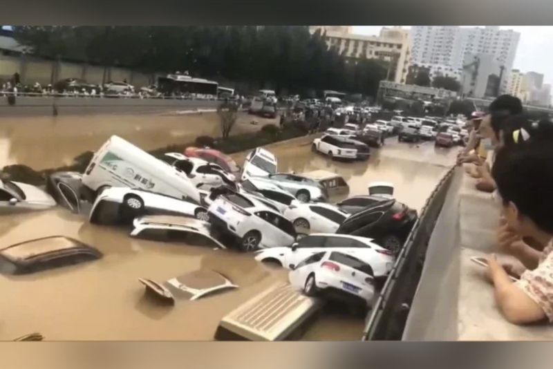 ▲河南鄭州暴雨導致京廣隧道被淹，數百輛汽車埋在水裡，具體死傷人數仍待統計。（圖／翻攝自人民視覺）