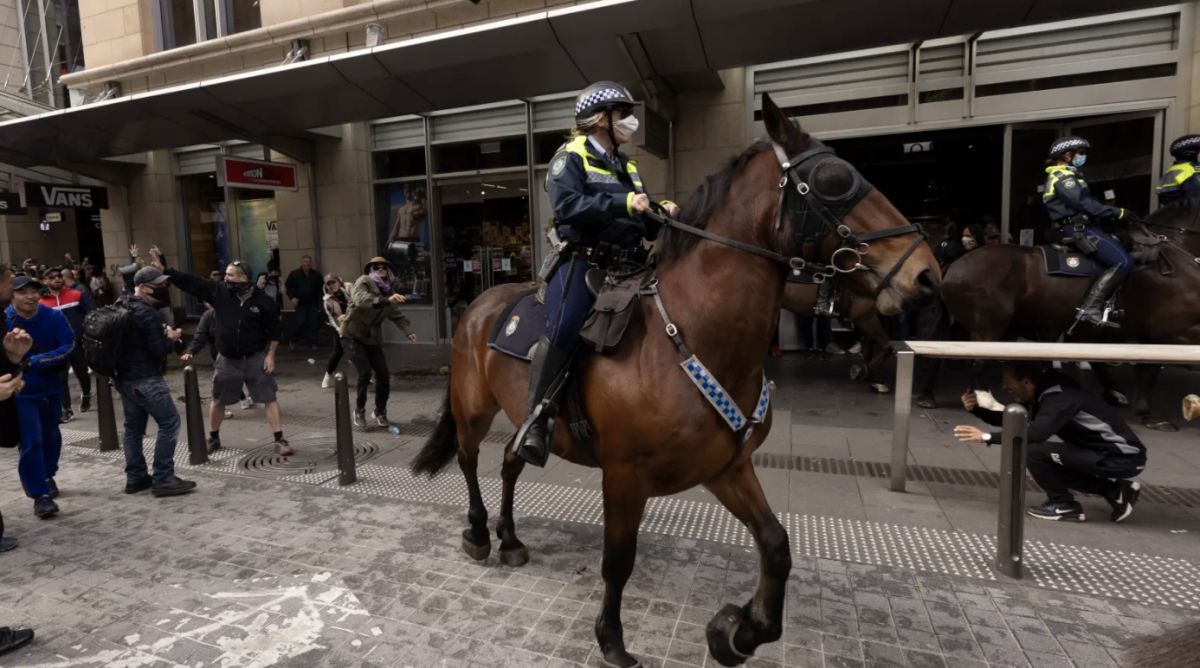 ▲數以千計反對防疫封鎖令的抗議群眾在澳洲兩座最大城市雪梨及墨爾本聚集，其中雪梨爆發警民衝突。（圖／翻攝自Sydney Morning Herald）