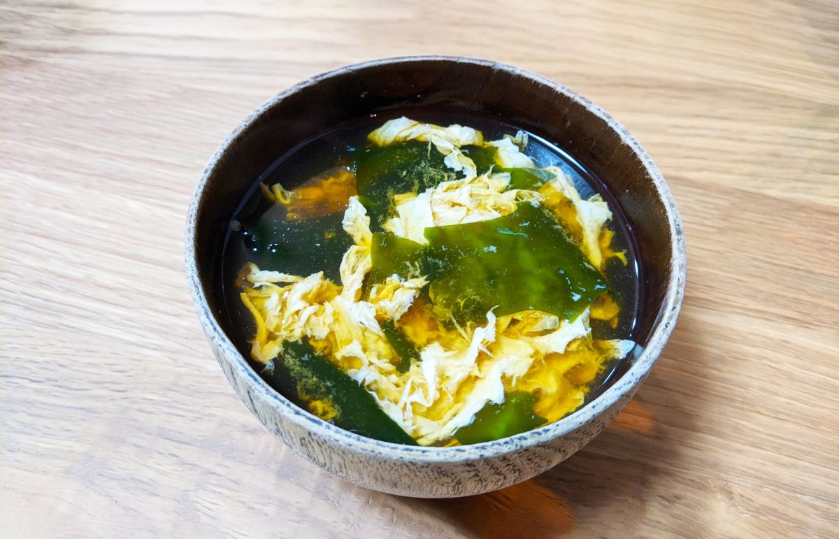 ▲紫菜蛋花湯是常見的家常料理，美食家《小樹的魔幻廚房》在專欄也提醒民眾烹煮紫菜蛋花湯最忌諱的是將紫菜「直接下鍋煮」，並分享三個美味要訣（圖／取自PhotoAC）