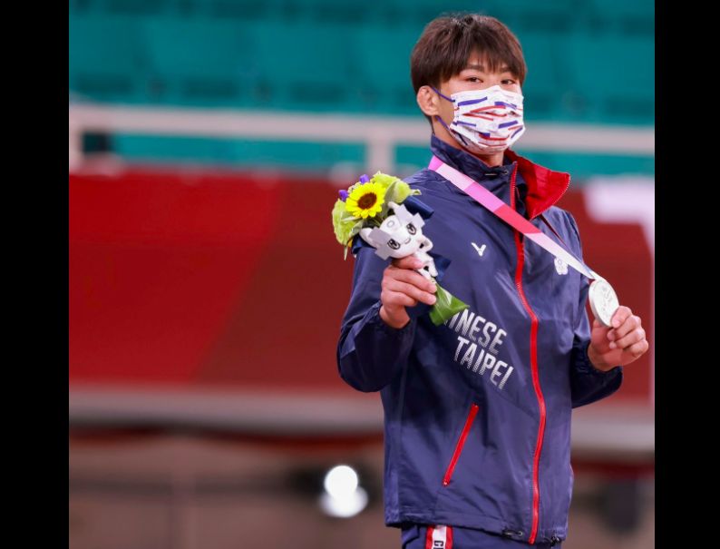 ▲中華隊「柔道天菜」楊勇緯為台灣奪下歷史首面銀牌，引發各界迴響，總統蔡英文也發文向楊勇緯道賀，恭喜他，締造台灣「歷史新紀錄」。（圖/翻攝蔡英文臉書）