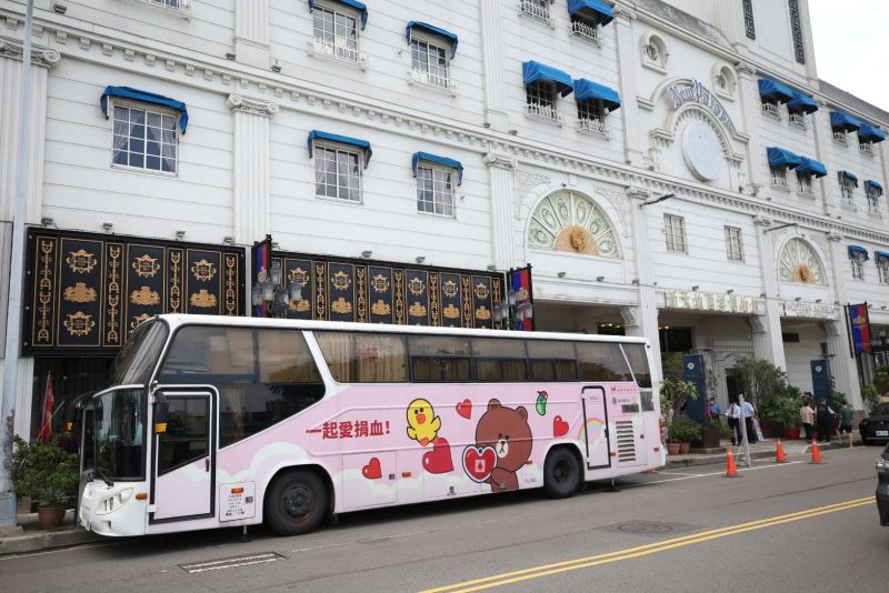 ▲台中捐血中心捐血車開往東區新天地餐廳舉辦捐血活動。（圖／新天地提供）