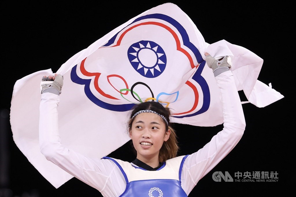 ▲年僅19歲的台灣跆拳道女將羅嘉翎（圖）首闖奧運，25日成功拿下東京奧運跆拳道女子57公斤級銅牌，總統蔡英文恭喜羅嘉翎，並說「今晚的+0，振奮了全台灣！」。中央社記者吳家昇攝　110年7月25日