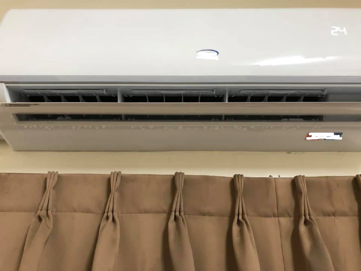 ▲一名網友透露，自家的冷氣口一直「滴水」，窗簾被滴到幾乎全濕，這讓他相當懊惱，只好發文請益網友，對此，不少過來人看後都紛紛秒解。（圖／翻攝自臉書社團「爆系知識家」）