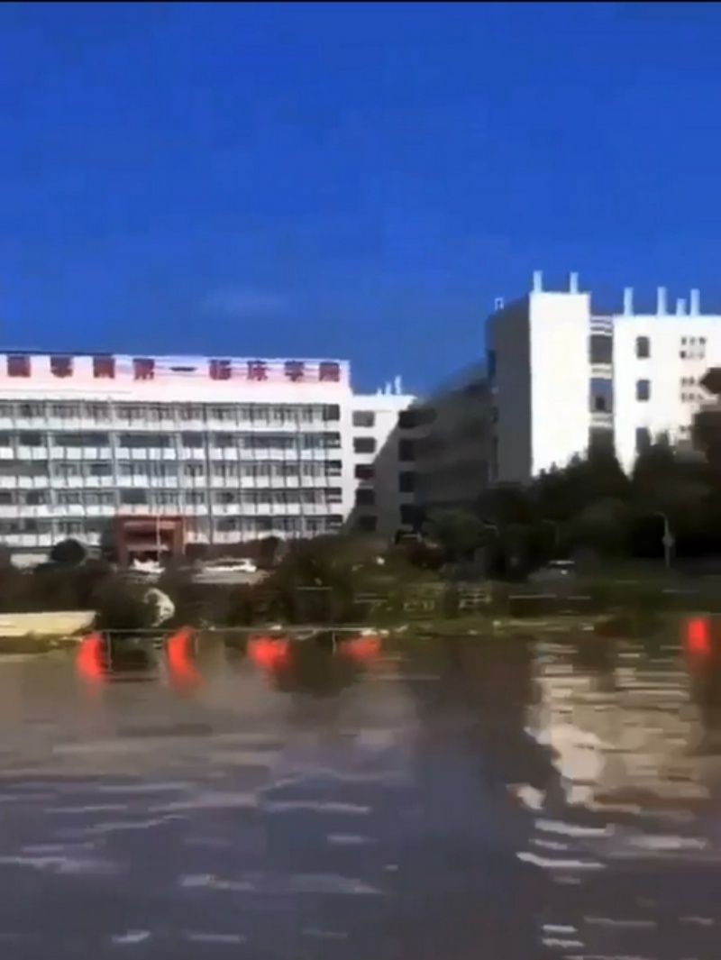 ▲衞輝市淹水災情慘重。(圖/翻攝自微博)