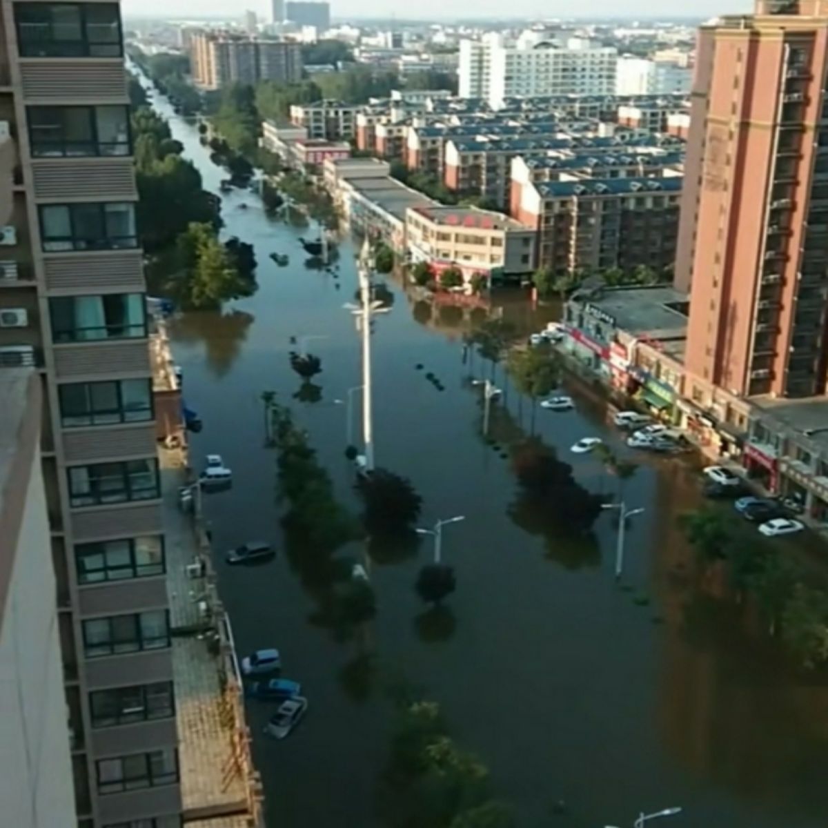 ▲中國河南省暴雨成災，新鄉市轄下衞輝市直到25日都仍泡在水裡。（圖／翻攝自微博）