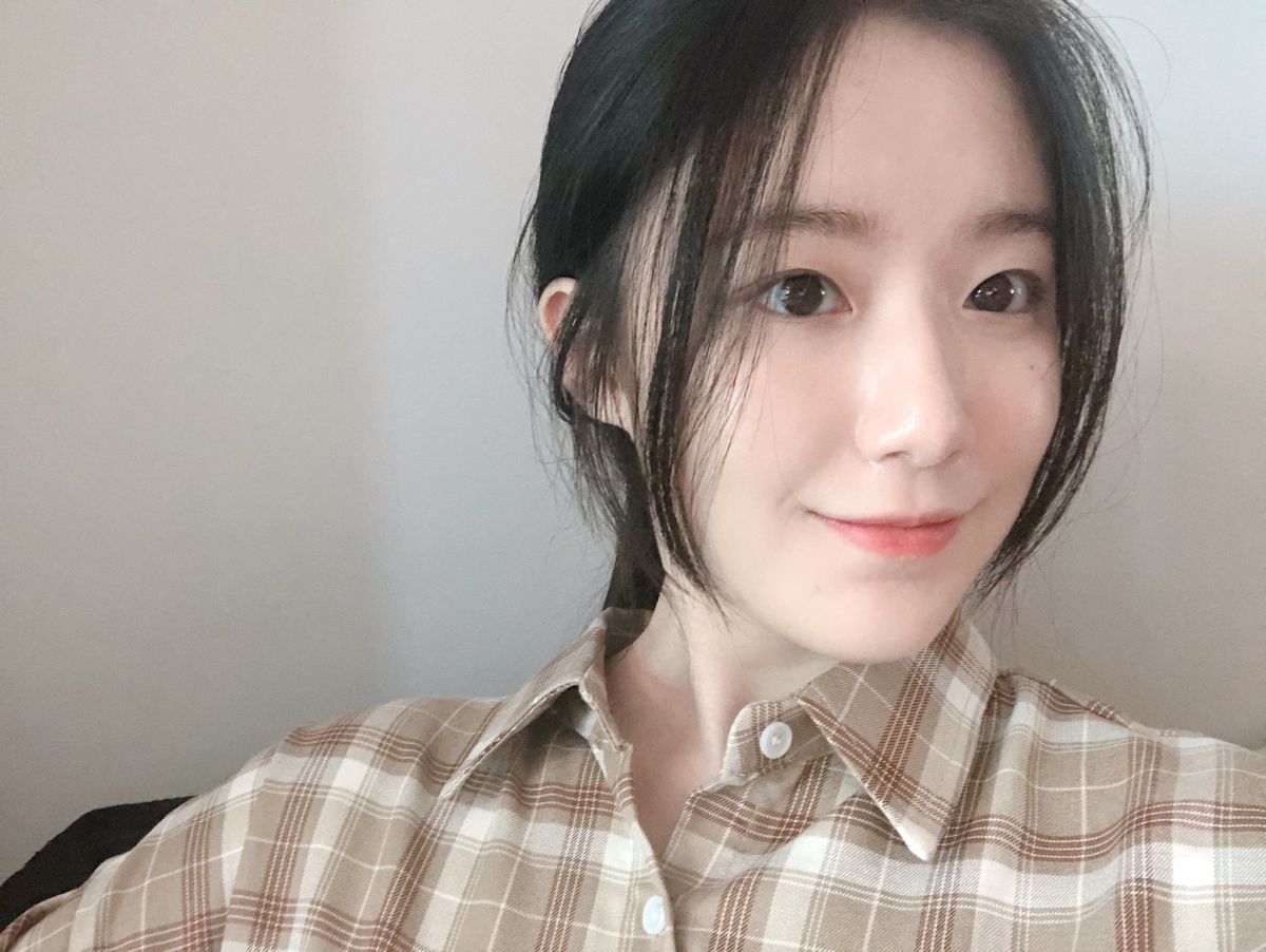 ▲舒華更新近照，粉絲虧她像包租婆。（圖／翻攝自舒華臉書）