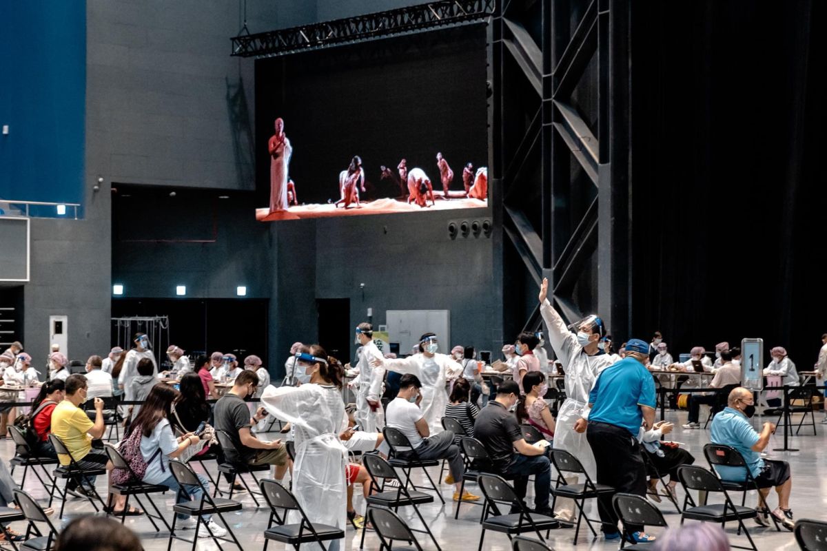 ▲高雄市副市長史哲在臉書PO文感謝雲門舞集經典舞作《流浪者之歌》，以沉靜且充滿力量的舞作畫面陪伴現場努力對抗疫情的人們。(圖／高市府提供)