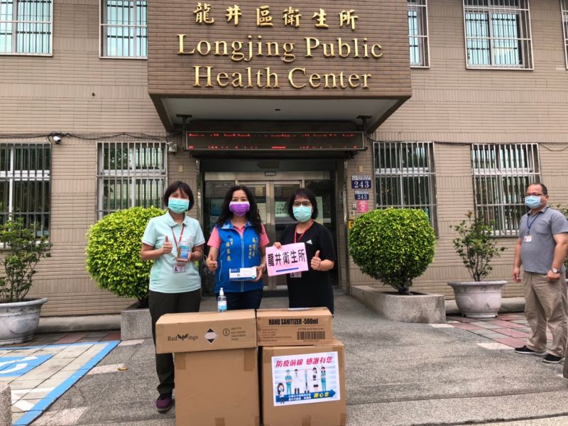 ▲議員吳瓊服務處捐贈區公所防疫用品。(圖/吳瓊華服務處提供2021.7.26)