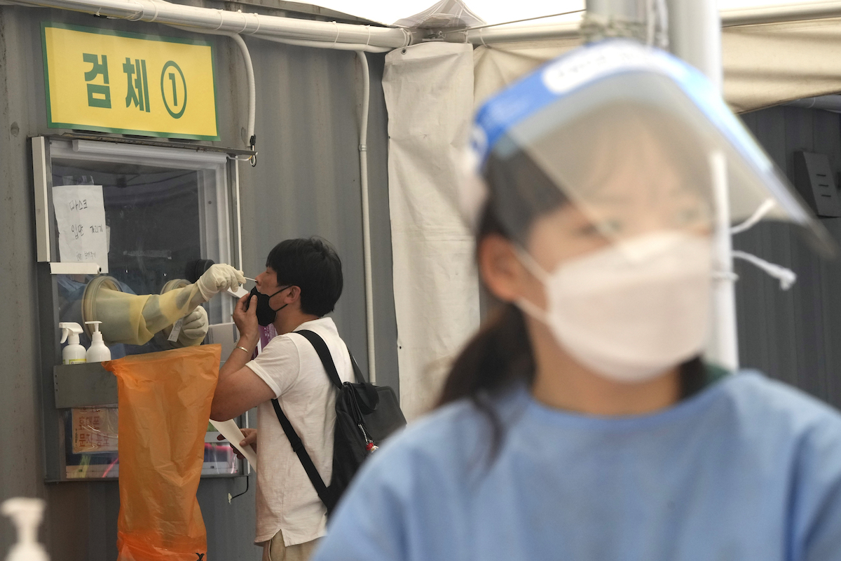▲韓國單日確診數時隔20天回升至2000例以上，當局除呼籲民眾提高防疫意識，也公布追加接種計畫。（圖／美聯社／達志影像）