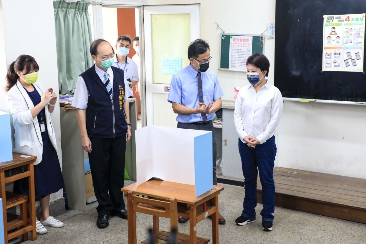 ▲市長盧秀燕前往台中一中了解考場防疫工作，要求加嚴加密各項防疫措施(圖／市政府提供2021.7.26)