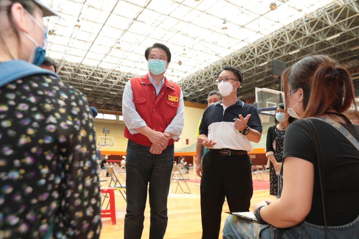 ▲基隆市長林右昌上午前往體育館視察補教人員施打疫苗的情形。（圖／基隆市政府提供）