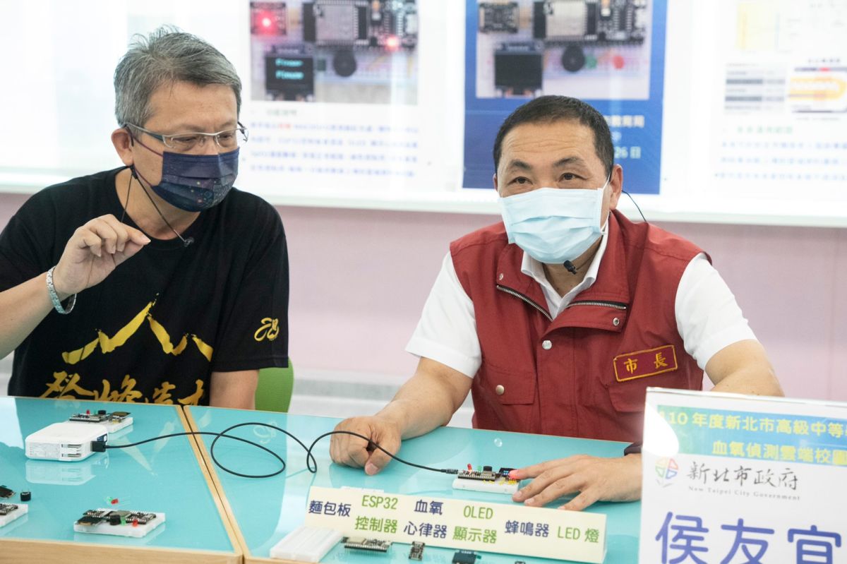 ▲新北市長侯友宜在泰山高中實習處主任陳致中的指導下，參與血氧機DIY的體驗。（圖／新北市政府提供）