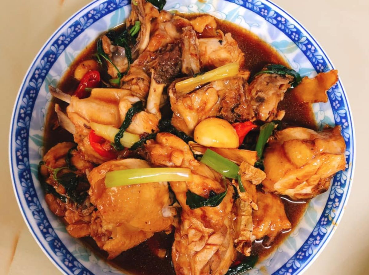 ▲一名女網友分享三杯雞的「必學口訣」與作法，大讚這樣煮出來的三杯雞，「肉吃起來還更鮮嫩」。（圖／翻攝自《廚藝公社》）