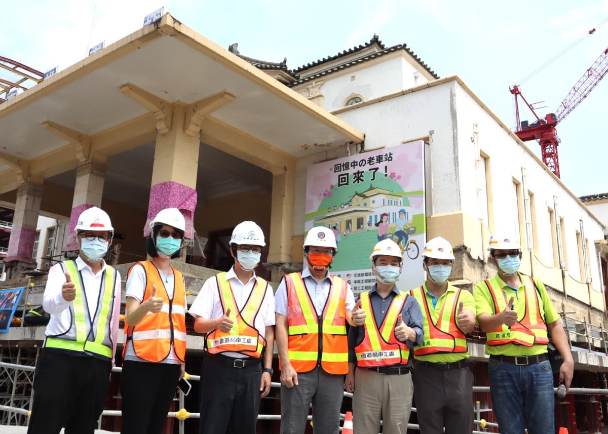 ▲交通部部長王國材(中)由立法委員李昆澤陪同，視察高雄帝冠車站挪移工程。(圖／記者黃守作攝，2021.07.26) 