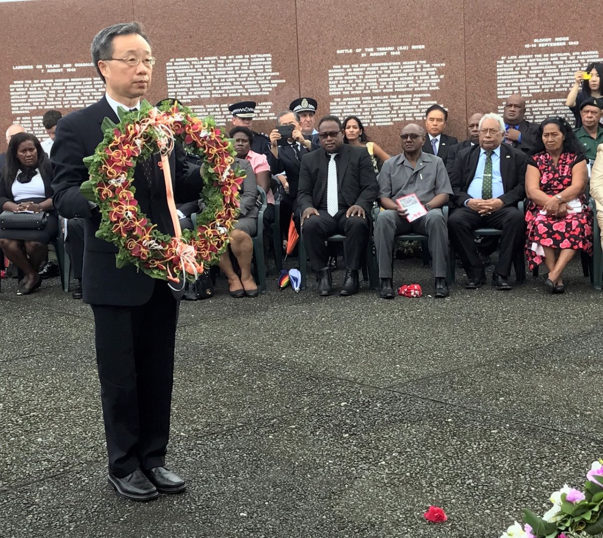 ▲前駐索羅門大使羅添宏曾於2017年8月7日美國海軍陸戰隊登陸瓜島75週年紀念儀式中，在美軍在瓜達康納爾戰役紀念碑所在位置，代表我國政府向盟軍陣亡官兵獻花致敬。（圖/燎原出版社提供）