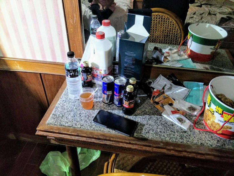 ▲房內查獲1男1女,並發現一杯氣味可疑的飲料,疑似泡好的毒咖啡。(圖/大園分局提供)