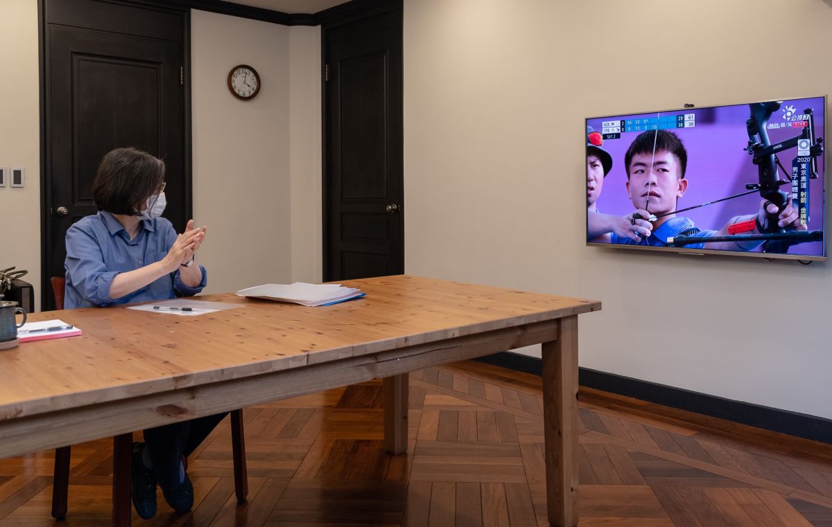 ▲縱桶蔡英文趁會議空檔觀看男子團體射箭比賽。（圖／翻攝自蔡英文臉書）