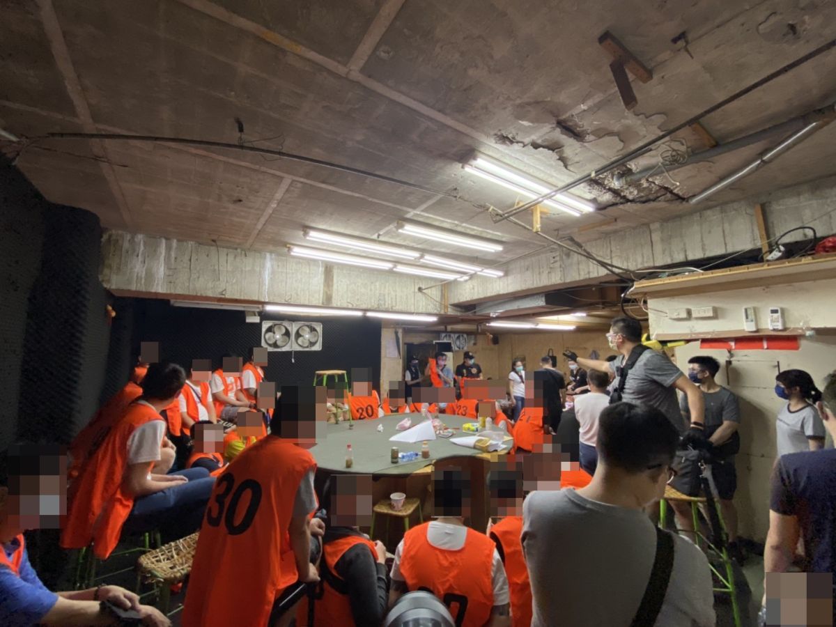 ▲中壢警方破獲大型職業賭場，違反室內群聚規定移送衛生局開罰，今天開罰金額出爐總計462萬元。（圖／中壢分局提供）