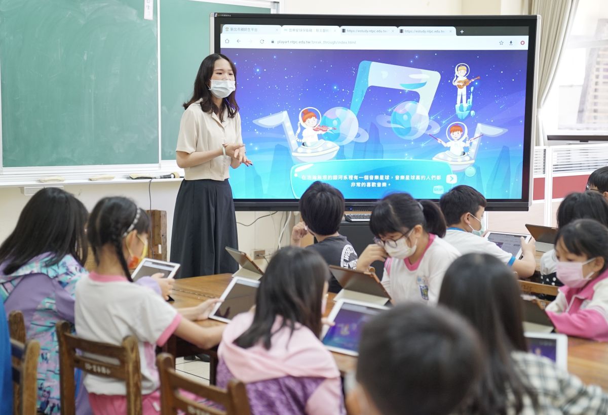 ▲台北市9月中小學開學採「線上線下混合班」的決心不變，國小一、二年級以到校實體上課為主；圖為新北市國小學童實體上課的情形。（圖／新北市政府教育局提供）