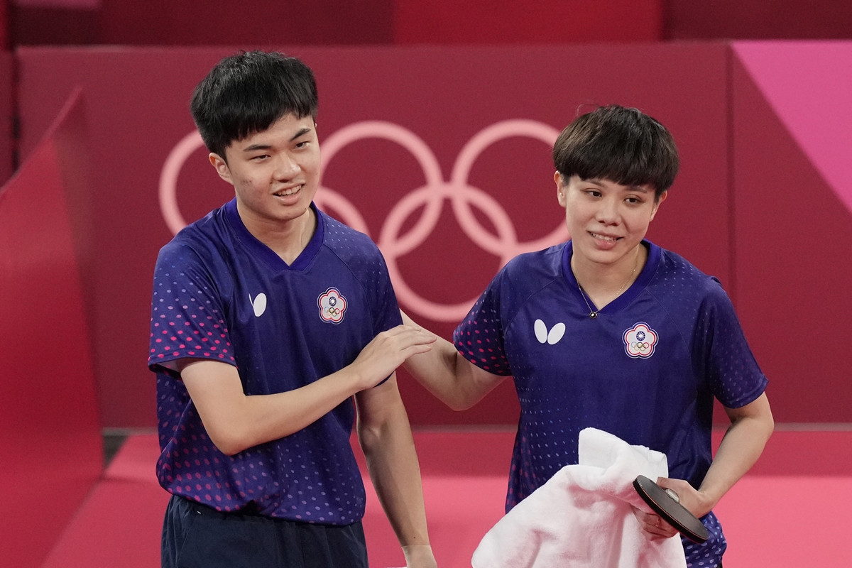 ▲昨晚桌球好手鄭怡靜與林昀儒奪下混打銅牌，不料卻有鄉民在PTT爆料，身為台南子弟的鄭怡靜因為南市府剝奪資源，才會在全大運時代表北市出賽﹔對此，台南市長黃偉哲昨晚緊急澄清，表示「網路傳言與事實有出入」。台灣桌球黃金混雙鄭怡靜（右）、林昀儒揚威東京奧運。（圖／美聯社／達志影像）