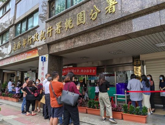 ▲國內疫情警戒27日起降為2級，行政執行署今天表示，8月恢復舉行123全國聯合拍賣。圖為桃園分署123 聯合拍賣動產不動產拍賣現場。（圖／法務部行政執行署桃園分署提供）