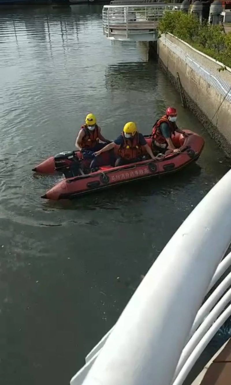 ▲消防局出動橡皮艇和潛水員在愛河尋找少女的身影。(圖/翻攝畫面)