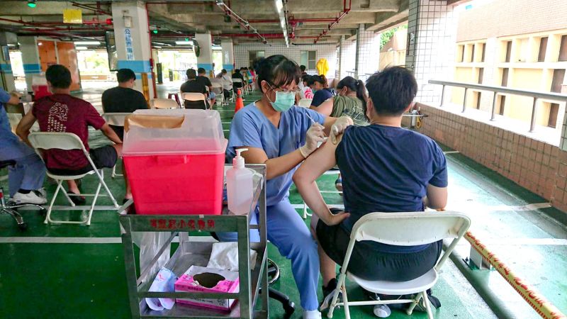 ▲高雄榮總家醫科於現場負責施打作業,讓選手感到安心不緊張。(圖/高雄市政府提供)