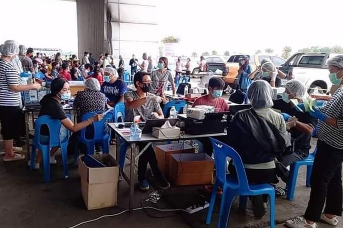 ▲泰國新冠疫情嚴峻，位於北部一間大型雞肉加工廠又傳出逾3千人確診。圖為上週六醫護人員協助加工廠員工篩檢照片。（圖／翻攝自曼谷郵報）