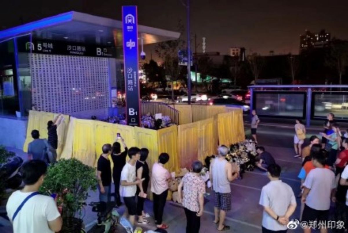 ▲昨天是鄭州水災地鐵遇難者的頭七，一些民眾自發在地鐵站沙口路站出口獻花悼念，但獻花區周邊卻被與人同高的圍欄擋住。網友對此憤怒，質疑官方「連鮮花都怕」。（圖／翻攝自微博）