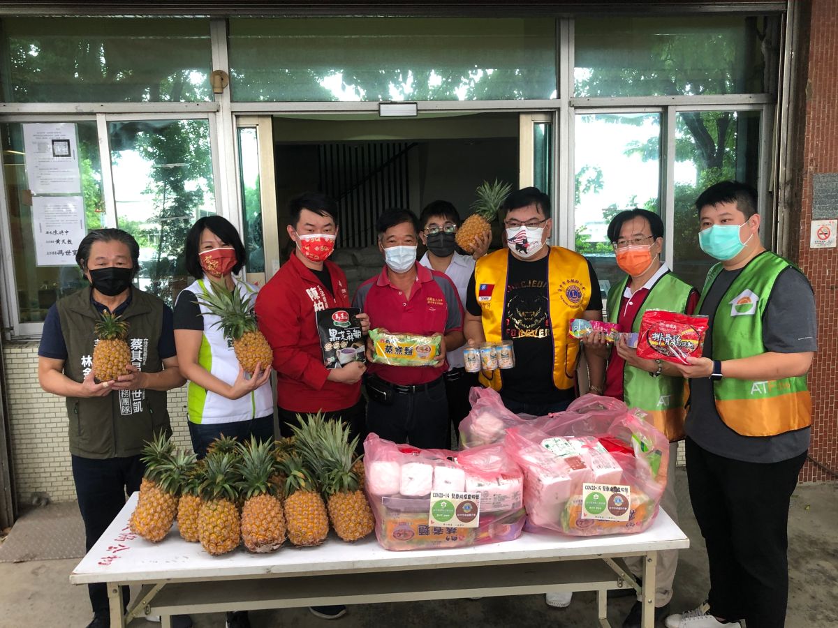 ▲立委陳柏惟號召善心企業及民間團體投入挺農民助弱勢的行列，暖心食物包送至弱勢家庭。(圖／陳柏惟服務處提供2021.7.27)