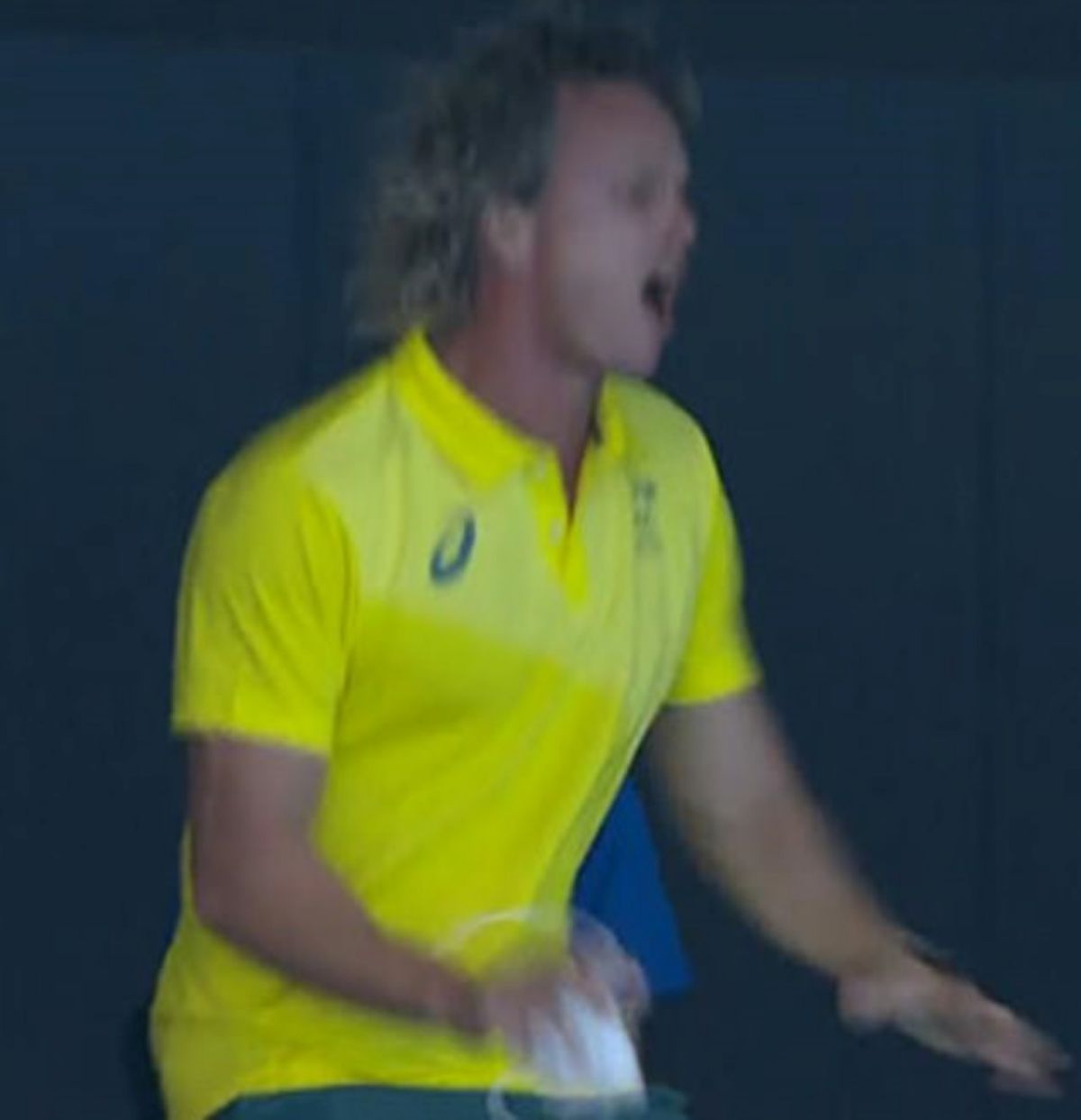 ▲澳洲女泳將蒂特穆斯在東京奧運400公尺自由式比賽中奪金，她的教練興奮到直接脫下口罩在場邊熱舞，意外引起批評聲浪。（圖／翻攝自每日郵報）