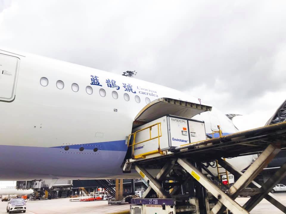 ▲今（31）日傳出，下午將有一批我國自購的59.5萬劑AZ疫苗抵台。圖為資料照。（圖／翻攝自蘇貞昌臉書）