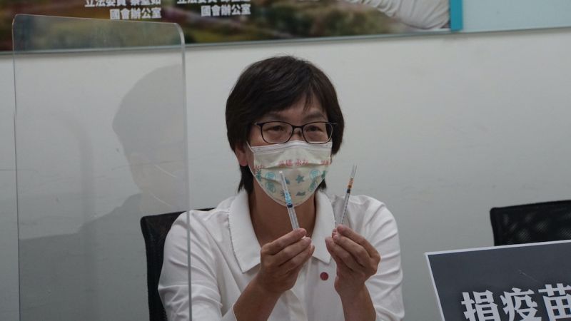 ▲立委蔡壁如表示,用1cc針具(右)打疫苗,可比3cc針具省下10%疫苗,每瓶可多讓2個人打。(圖/記者呂炯昌攝.2021.0727)