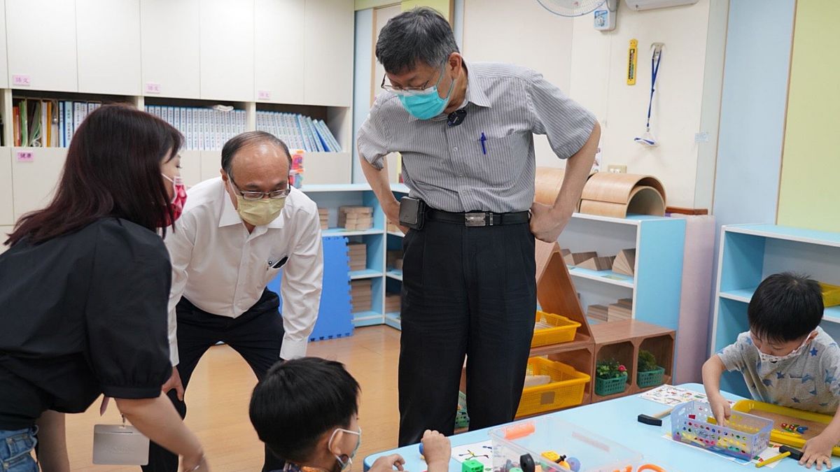 ▲台北市長柯文哲與教育局長曾燦金27日上午前往市府員工幼兒園進行視察。（圖／台北市政府提供）
