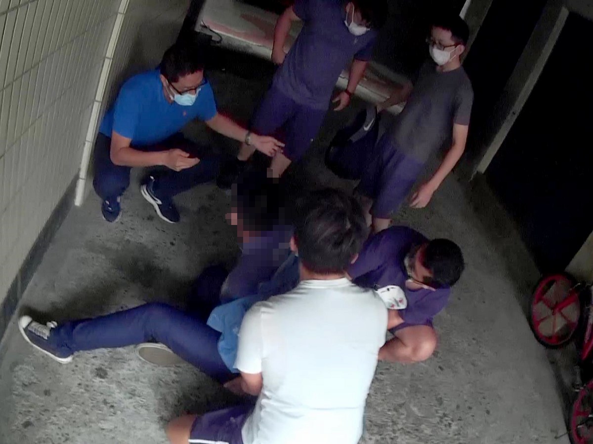 ▲警方埋伏逮捕詐騙集團車手。（圖／翻攝畫面）