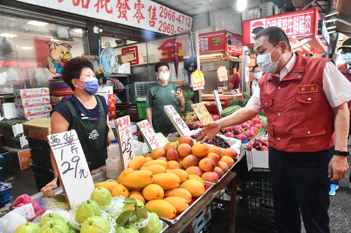 ▲侯友宜於降級的首日，前往板橋區的湳興攤集區視察人流狀況。（圖／新北市政府提供）