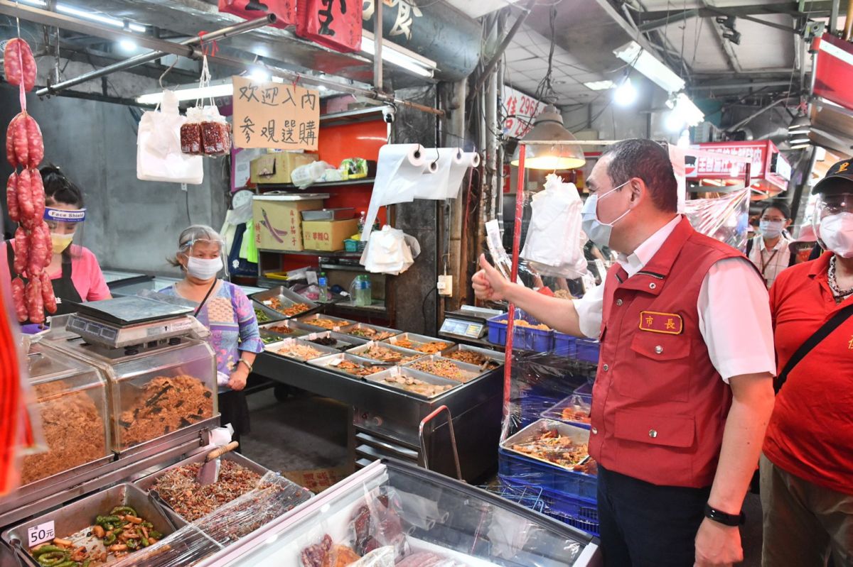 ▲侯友宜今日到湳興市場看降級後的第一天狀況，並表示若這個禮拜的觀察指標再往下走，就可考慮對餐廳朝開放的路來走。（圖／新北市政府提供）