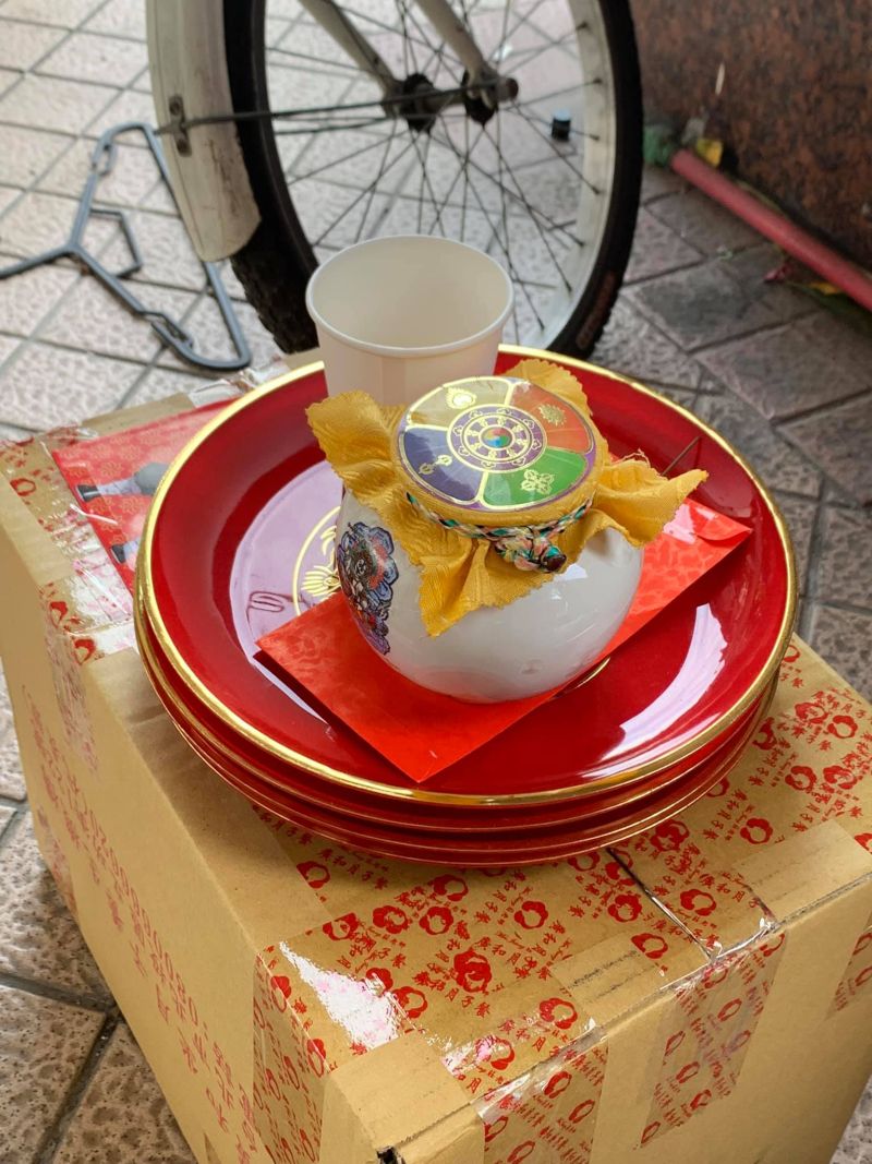 ▲原PO在路邊看見有人架設「神祕儀式」,似乎在供奉著某神明,命理師出面解惑。(圖/翻攝自《靈異公社》)