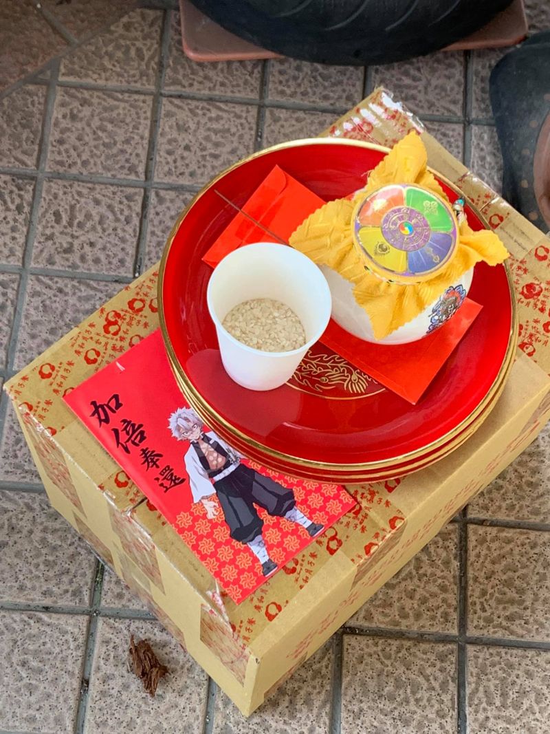 ▲原PO在路邊看見有人架設「神祕儀式」,似乎在供奉著某神明,命理師出面解惑。(圖/翻攝自《靈異公社》)
